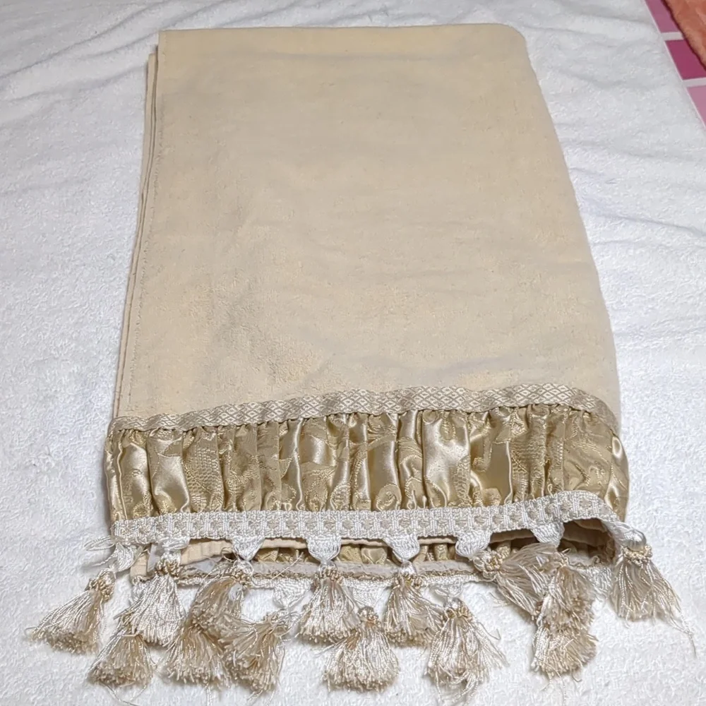 Beautiful Avanti Luxury Towels with Nice Decor / 3 Total